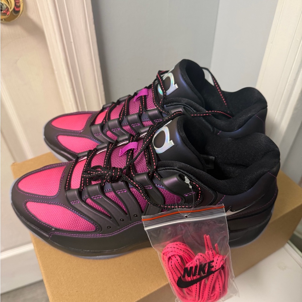 Nike Women's Black and Pink Sneakers